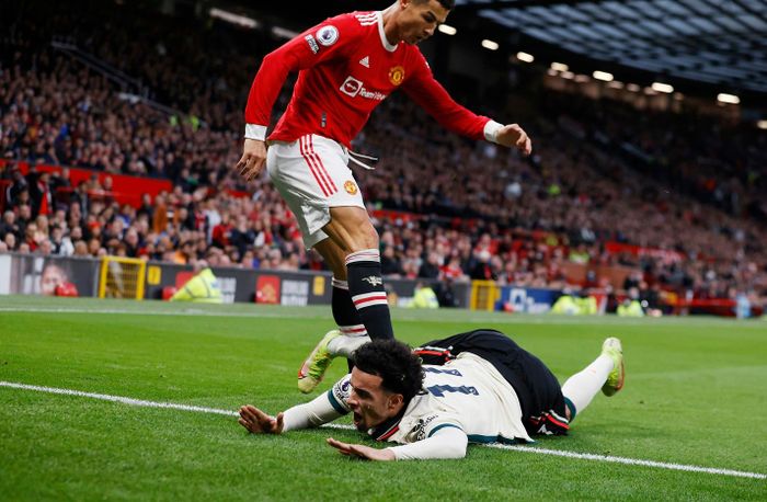 Phút bù giờ hiệp một, Cristiano Ronaldo tranh chấp với Curtis Jones ở sát đường biên ngang. CR7 không giữ nổi bình tĩnh và đã cố tình đá bóng vào người tiền vệ đội khách.