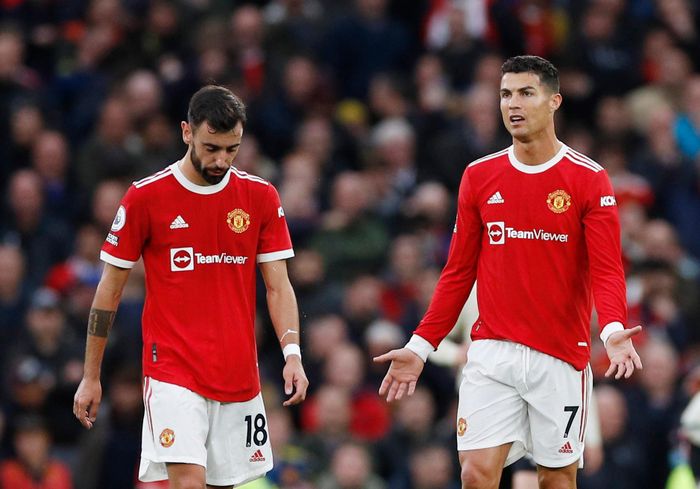 Man Utd đã có hiệp một tệ nhất lịch sử tham dự Premier League khi để thủng lưới 4 lần. Ronaldo, Bruno Fernandes chơi cố gắng, nhưng vẫn không thể bù đắp cho sự yếu kém của đồng đội ở hàng thủ. Những bàn thua liên tiếp khiến dàn sao "Quỷ đỏ" không còn giữ được sự bình tĩnh.