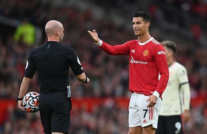 Sau cuộc tranh cãi, Ronaldo bỏ đi, nhưng trọng tài Anthony Taylor đã gọi số 7 lại và rút thẻ vàng để cảnh cáo.