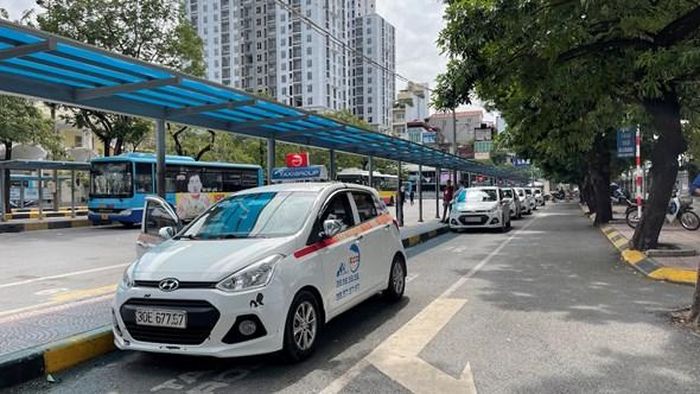 Taxi nối đuôi nằm ''im lìm'' tại Bến xe Giáp Bát