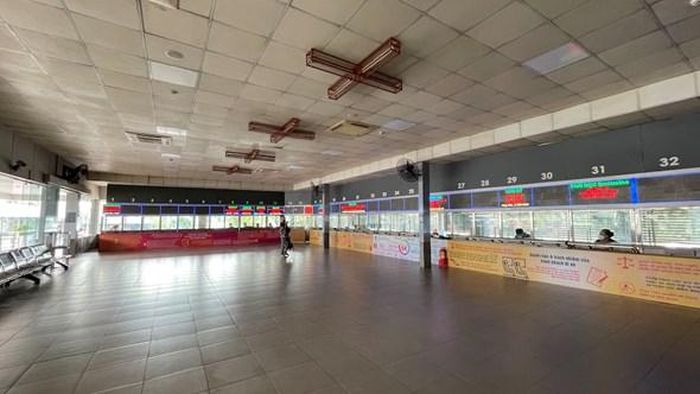  Sảnh bán vé tại Bến xe Nước Ngầm vắng lặng