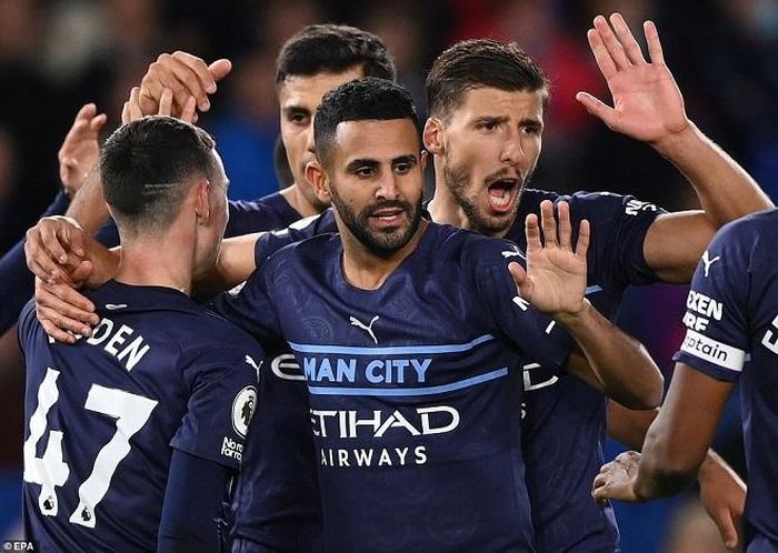 Man City tiếp tục bám đuổi Chelsea trong cuộc đua vô địch