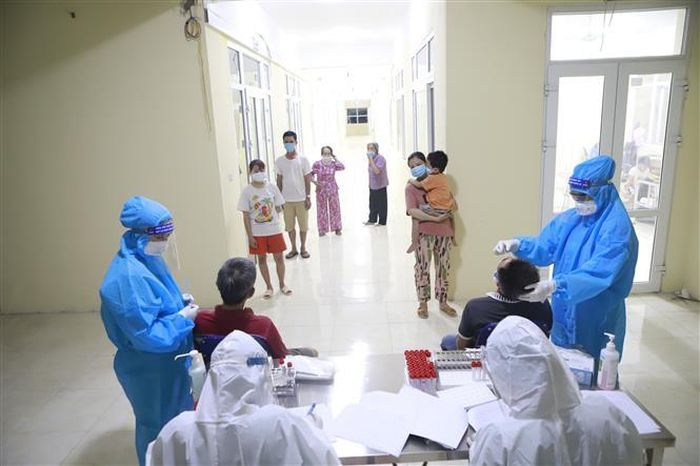 Lực lượng y tế tổ chức tổ chức xét nghiệm sàng lọc SARS-CoV-2 cho người dân. Ảnh: Hoàng Hùng - TTXVN