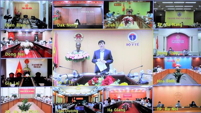 Hội nghị trực tuyến với các điểm cầu Ủy ban nhân dân các tỉnh, thành phố. (Ảnh: NGUYỄN NHIÊN)