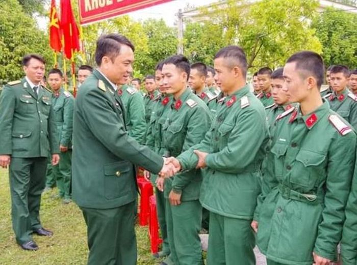 Lãnh đạo, chỉ huy Sư đoàn 324 trao đổi, nắm tâm tư bộ đội chuẩn bị xuất ngũ Tiểu đoàn 3, Trung đoàn 1. Ảnh: PHÙNG NGỌC THĂNG