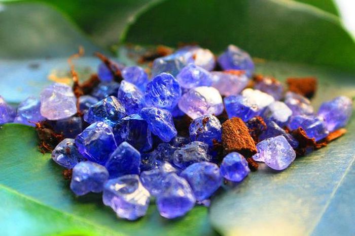 Đá Tanzanite chủ yếu được dùng để chế tạo trang sức, đây là một trong những loại đá quý hiếm nhất trên Trái Đất.