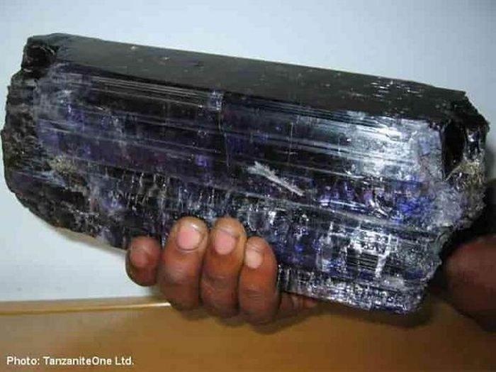 Số tiền có được từ việc bán lại các viên tanzanite sẽ được cung cấp cho việc xây dựng trường học và trung tâm y tế ở Simanjiro, Tanzania.
