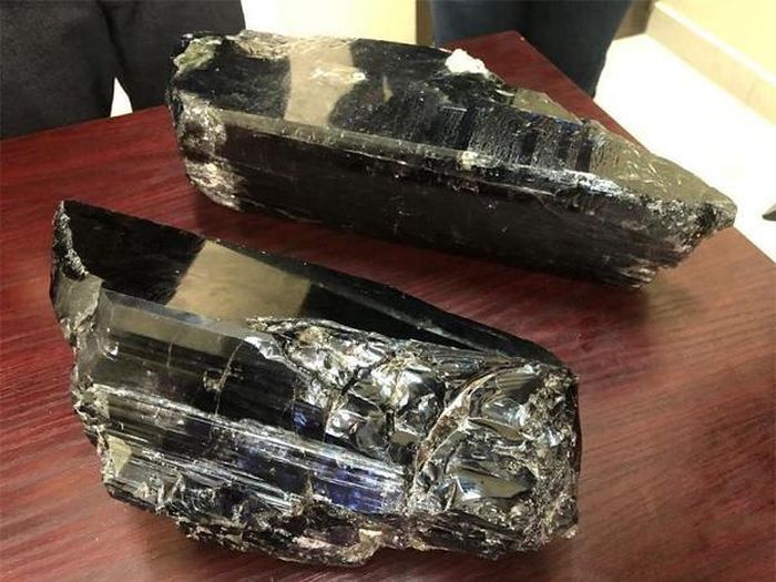 Saniniu Laizer đã bán lại ba khối tanzanite cho chính phủ Tanzania với tổng giá trị lên đến 5,4 triệu euro (tương đương khoảng 143 tỉ đồng Việt Nam).