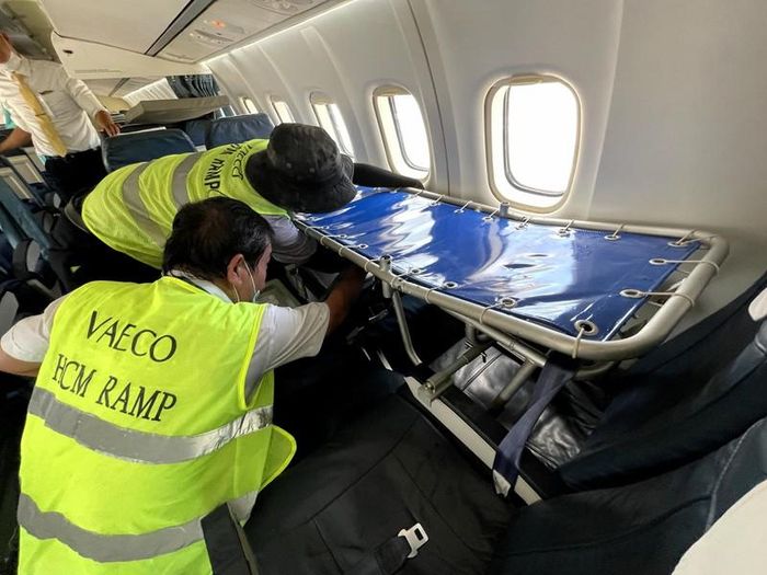 Các kỹ sư đã lắp đặt cáng trên máy bay để phục vụ hành khách đặc biệt.