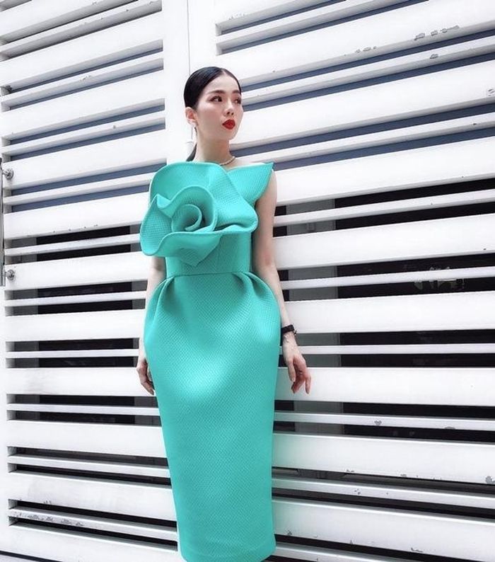 Lệ Quyên ghi điểm tuyệt đối từ thần thái đến nhan sắc khi diện thiết kế của Đỗ Mạnh Cường. Lệ Quyên đẹp sang trọng trong chiếc đầm xanh tôn da và điểm nhấn bông hoa lớn ấn tượng.