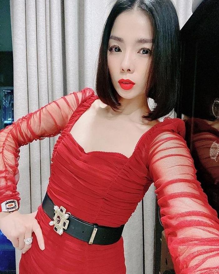Sang chảnh, rực rỡ trong chiếc đầm đỏ ôm sát, Lệ Quyên của U40 phối màu và tạo style vẫn rất sành điệu. Gương mặt bà mẹ 1 con thần thái hơn hẳn với sắc son đỏ tươi quyến rũ.