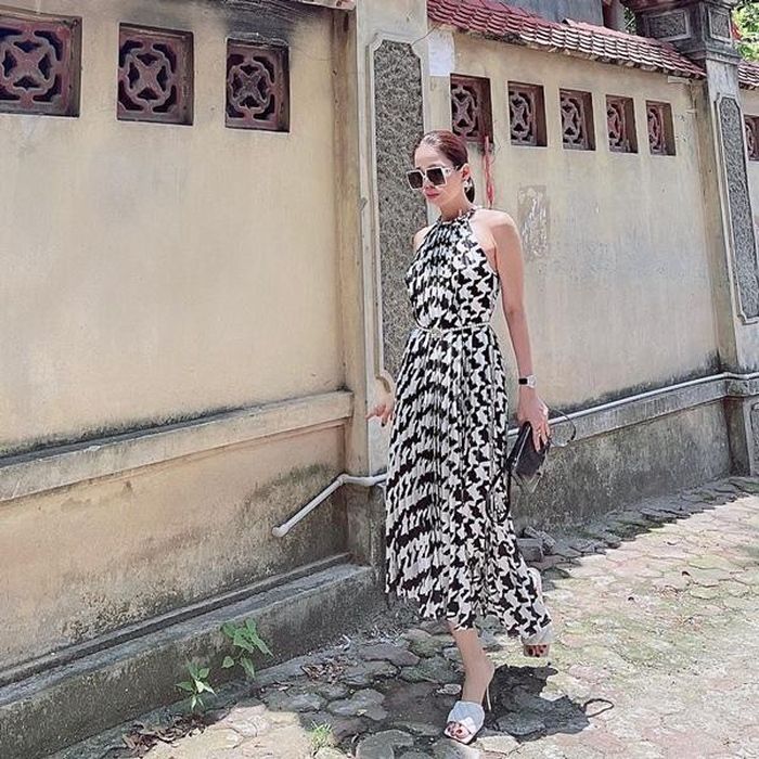 … hay nhẹ nhàng hơn với đầm dài cổ yếm thật nữ tính, kính Dior trên 10 triệu đồng
