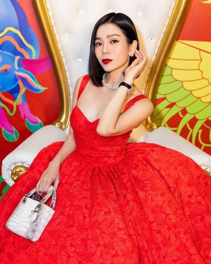 Giọng ca “Giấc mơ có thật” xinh như nàng công chúa với đầm đỏ bồng xòe, lộng lấy với trang sức kim cương lấp lánh và chiếc túi Lady Dior limited yêu thích. Chiếc túi da cá sấu có giá trị không dưới 1 tỷ đồng.