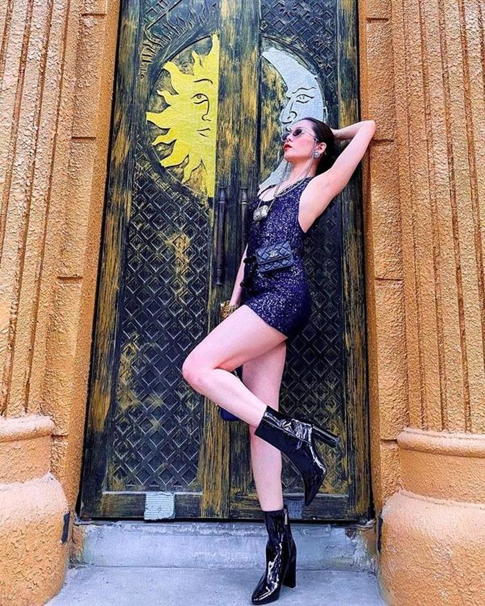 Một thiết kế sequin lấp lánh khác được nữ ca sĩ phối cùng boots da. “Nữ hoàng phòng trà” tận dụng nhiều phụ kiện cùng tone màu để tạo nên vẻ cá tính và hiện đại hơn, trong đó có chiếc Chanel belt bag có giá xấp xỉ 100 triệu đồng.