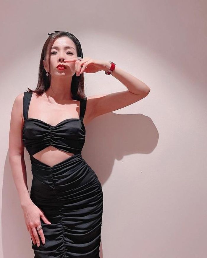 Lệ Quyên cũng có những lúc tiết chế phụ kiện để outfit tinh tế mà vẫn không kém sang trọng và quyến rũ. Chiếc đồng hồ Richard Mille đính kim cương trị giá khoảng 23 tỷ đồng được Lệ Quyên vô cùng ưa thích. Nữ ca sĩ chọn băng đô nơ trẻ trung tiệp màu với chiếc đầm body đơn sắc. Những đường cut-out tinh tế đã khoe khéo vẻ đẹp hình thể của nữ ca sĩ.