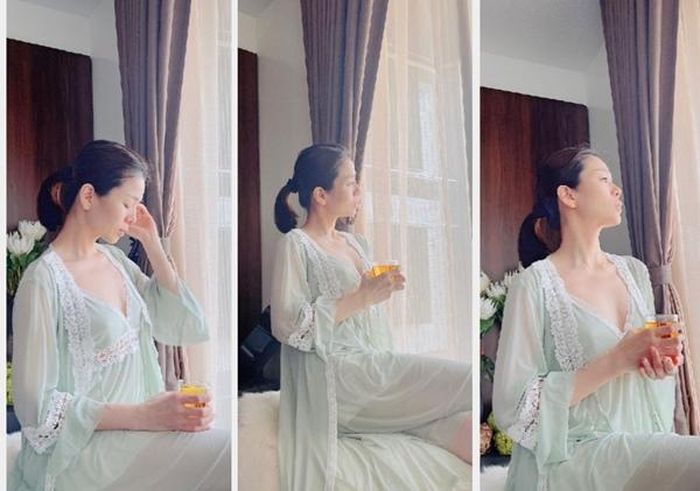 Lệ Quyên đẹp nền nã trong bộ đồ mặc nhà màu mint mỏng manh, gợi cảm. Thiết kế bao gồm đầm hai dây dài và áo choàng mỏng tôn lên vẻ đẹp nữ tính của nữ ca sĩ.