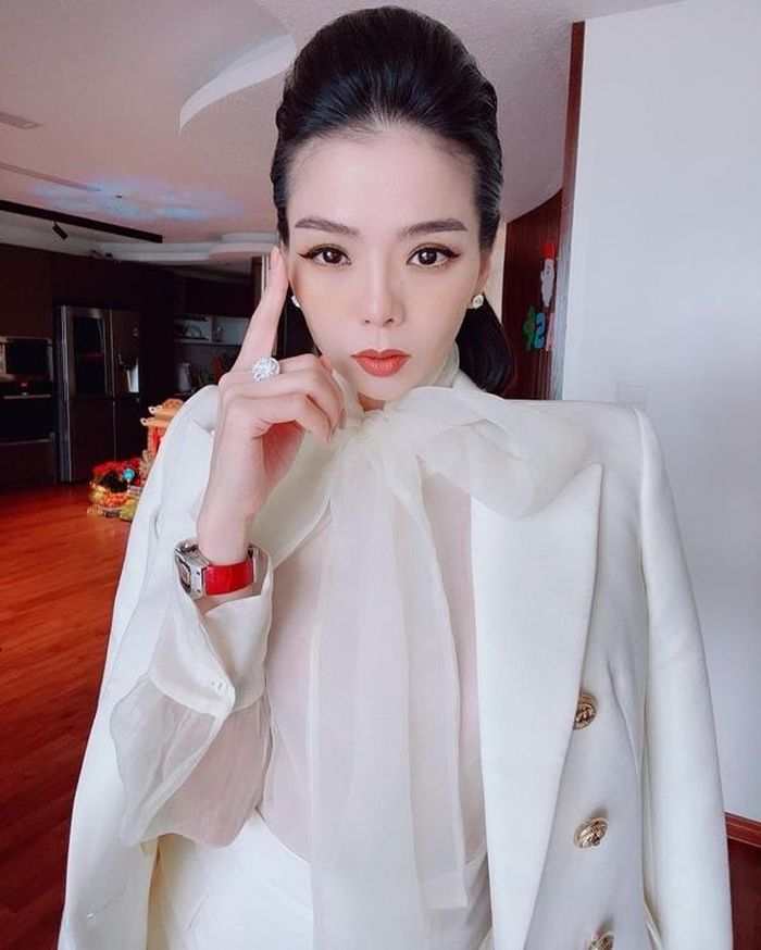 Diện sơ mi voan và vest trắng, Lệ Quyên hoàn thiện bảng phối trang phục đẹp với white-on-white. “Nữ hoàng Bolero” đẹp quyền lực và thu hút hơn với lối make-up sắc sảo, chiếc đồng hồ Richard Mille dây đỏ nổi bật khoảng 23 tỷ đồng và bộ trang sức kim cương.