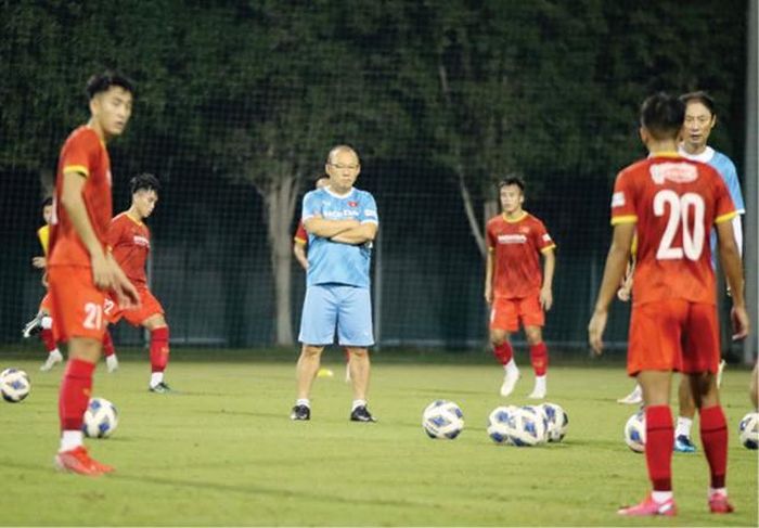 Ông Park trong buổi tập cùng đội tuyển U23 VN. Ảnh: VFF