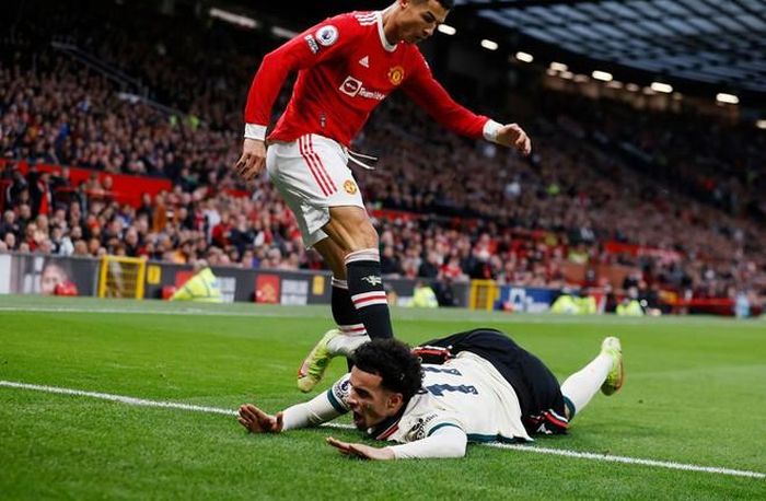Pha bóng Ronaldo đạp Curtis Jones