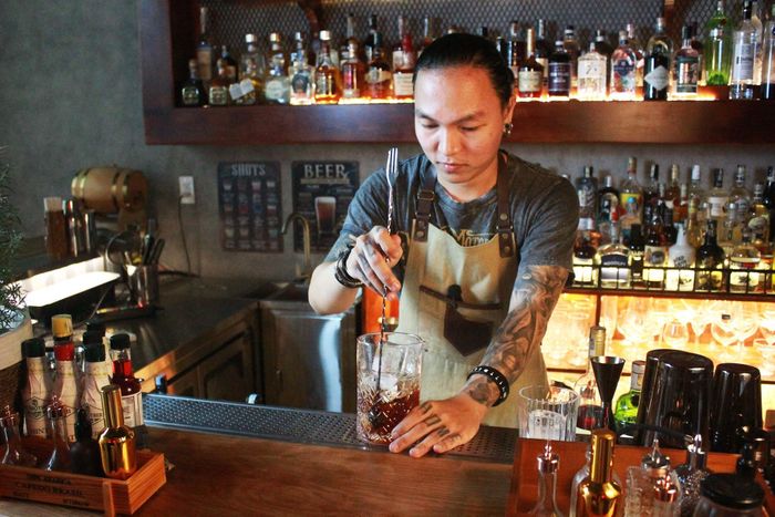 Quán bar do Cường tự tay đóng quầy, kệ, bàn ghế và trang trí, với tổng kinh phí gần 300 triệu đồng, gồm hơn 100 chai rượu các loại. Ảnh: NVCC.