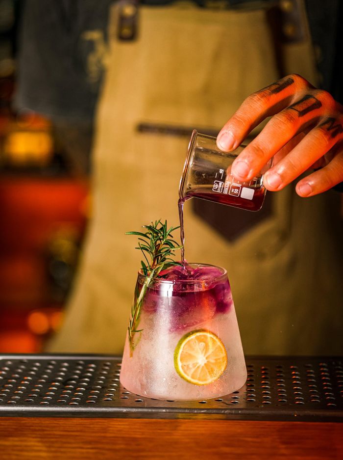 Không phục vụ khách tại chỗ, những món cocktail vẫn được Cường thực hiện chỉn chu để khán giả "thưởng thức" qua màn hình. Ảnh: NVCC.