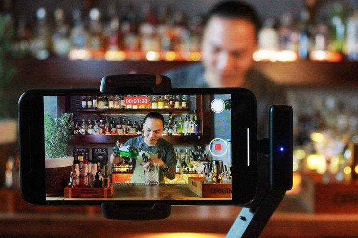  Không phải khách, chiếc điện thoại là thứ "ngồi" trước quầy bar mà Cường trò chuyện cùng trong thời gian qua. Ảnh: Ý Linh. 