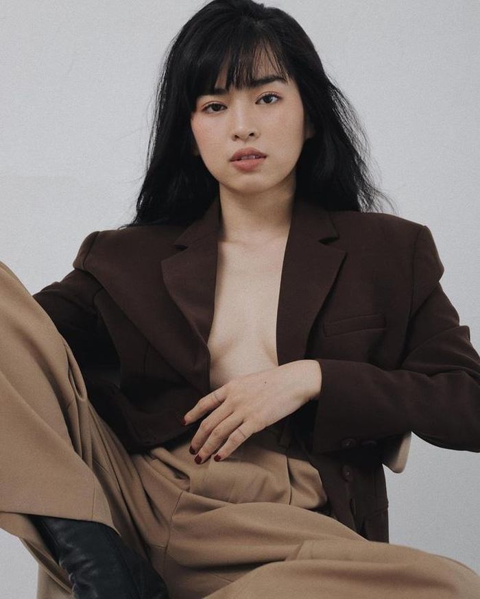 Thời gian qua, hot girl Đỗ Khánh Vân liên tục làm netizen lo lắng từ những thị phi từ trên trời rơi xuống, hay tình trạng sức khỏe không tốt trong mùa dịch. Cũng vì thế mà mỗi hành động bất thường của cô nàng đều được cư dân mạng quan tâm sát sao.