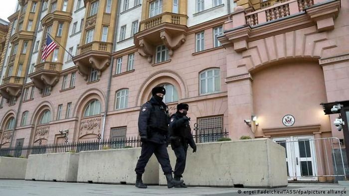 Người Nga muốn xin thị thực Mỹ phải đến Đại sứ quán Mỹ tại Warsaw (Ba Lan) cách Moscow khoảng 1.200 km. Ảnh: TASS