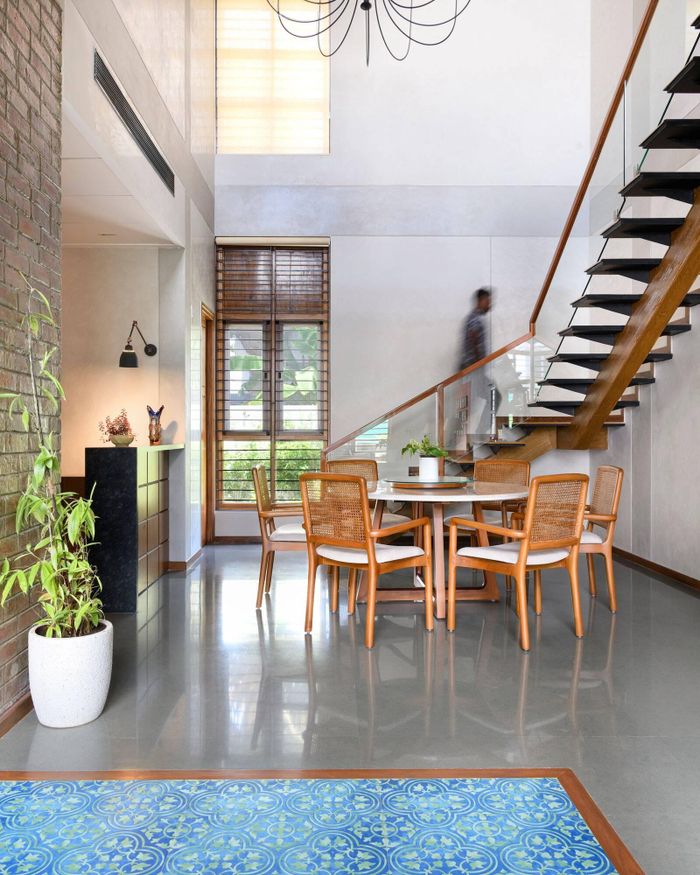 Ngay cạnh cầu thang dẫn lên tầng 2 là khu vực ăn uống và bếp. Trong đó căn bếp được thiết kế mở nhưng ngăn cách với khu vực ăn uống bằng một quầy bar.