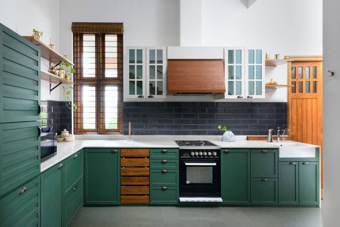 Điểm nhấn của cả căn bếp là nhờ màu xanh oliu của tủ bếp xen kẽ với màu gỗ tự nhiên gợi cảm giác cổ điển và nhẹ nhàng.