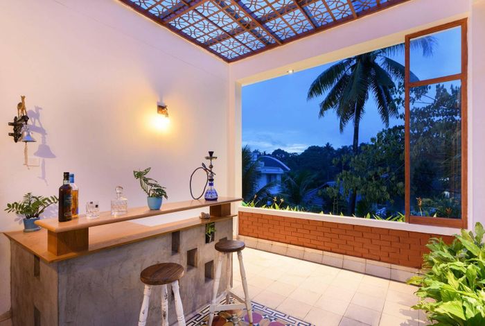 Khu vực đọc sách có khung cửa sổ lớn giúp con người có thể tận hưởng được những cơn gió mát.
