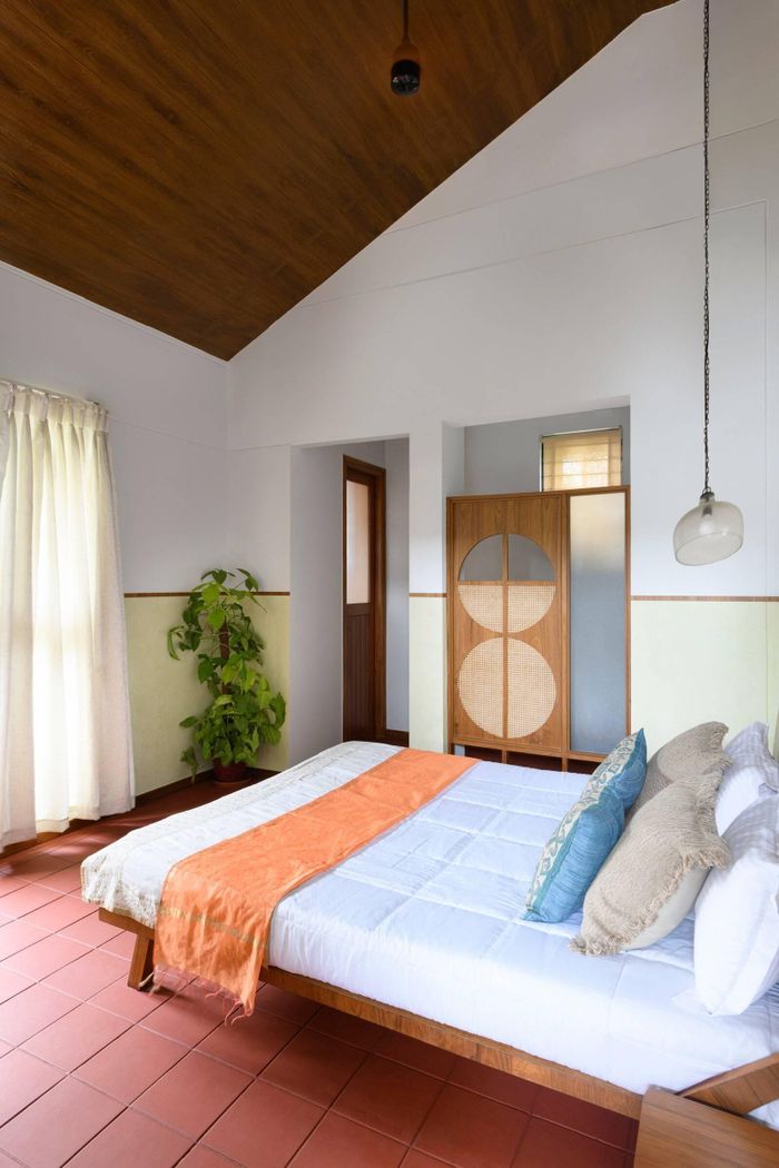 Đầu giường luôn được bổ sung thêm màu xanh mát tự nhiên từ những chậu cây nhỏ để tạo điểm nhấn cho không gian.