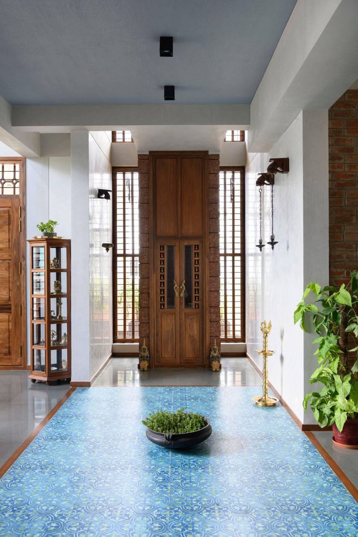 Phần cửa lớn được chạm khắc tinh xảo ở ngay lối vào kết hợp với phần sàn xanh ngọc giúp tạo ấn tượng mạnh cho khách khi đến nhà.