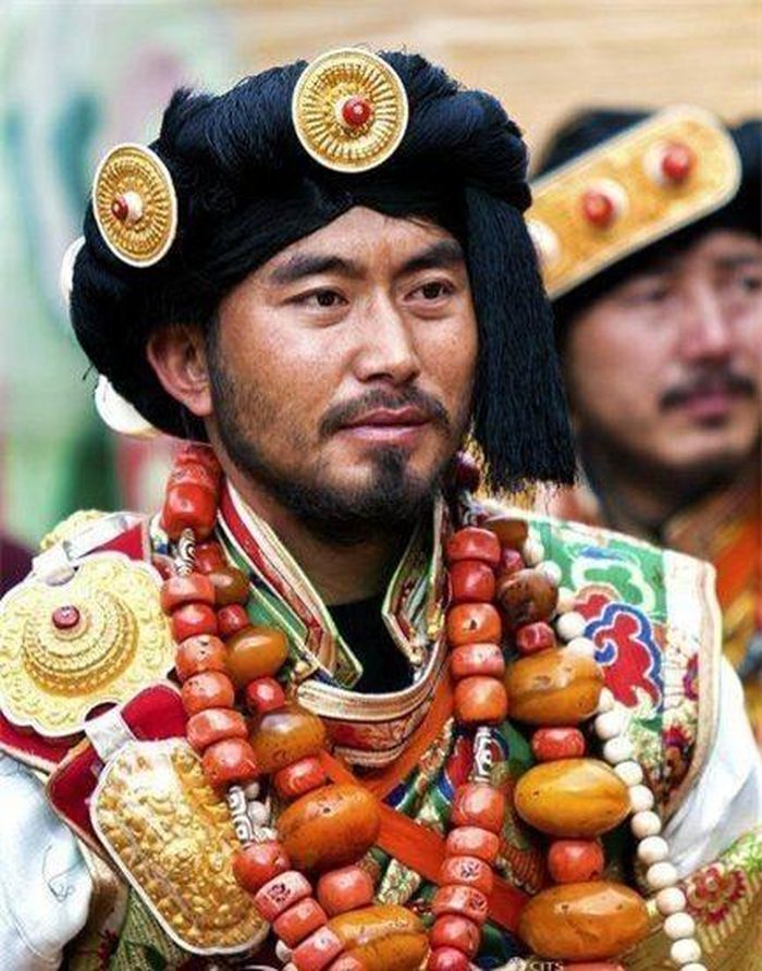 Những người đàn ông vùng Kham trong trang phục truyền thống.