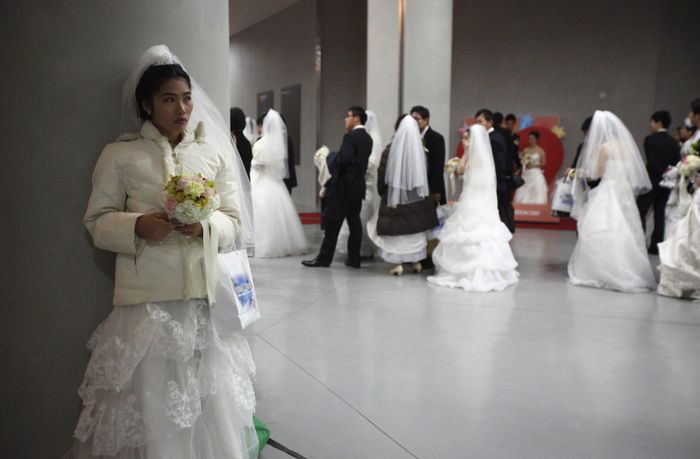  Cô dâu Hàn Quốc trong một đám cưới tập thể vào đầu năm 2020. Ảnh: Reuters. 