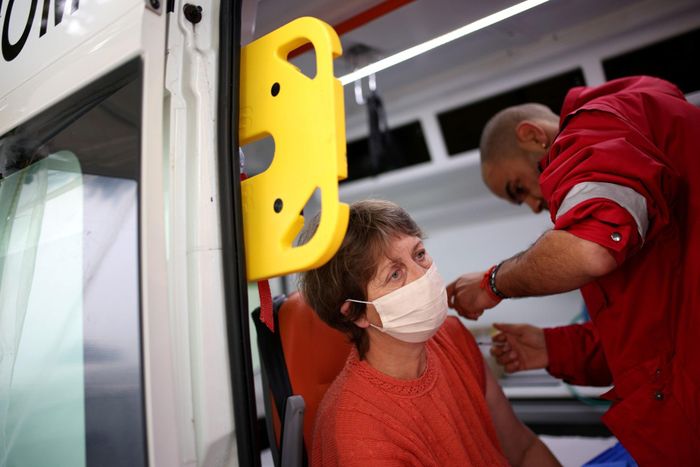  Bulgaria là nước có tỷ lệ tiêm vaccine ngừa Covid-19 thấp nhất EU. Ảnh: Reuters. 
