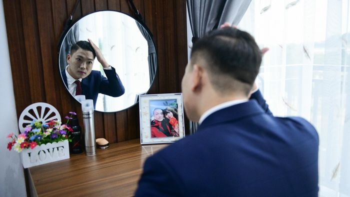  Chồng tôi là Văn Hải, 28 tuổi, nhân viên công nghệ thông tin. Chúng tôi quen và yêu nhau đã hai năm. Thông thường, mùa cưới đẹp nhất sẽ diễn ra từ tháng 9-11 Âm lịch. Vì lo ngại dịch bệnh, từ ngày chúng tôi quyết định kết hôn đến ngày tổ chức đám cưới chỉ tròn 1 tuần. 