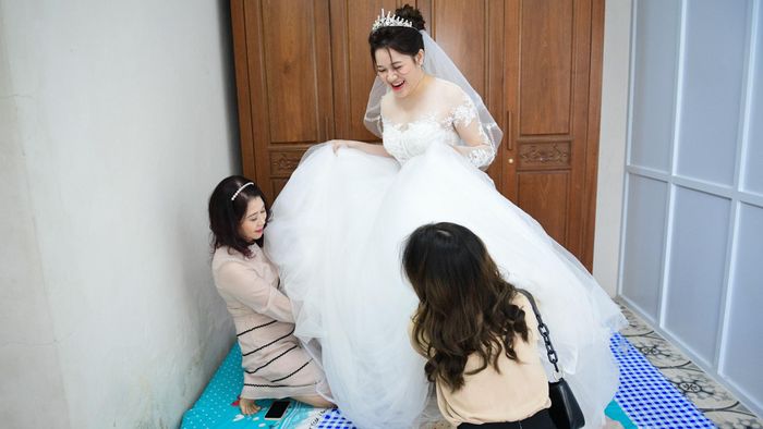  "Chút nữa ra khỏi nhà, em không được quay đầu lại nhé", chị gái tôi dặn dò. Chị đã lập gia đình, chuyện cưới xin nhiều thủ tục nên lúc nào chị và mẹ cũng để tâm để nhắc nhở. Điều này giúp tôi yên tâm hơn. 