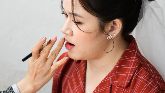  Trong lúc đó, tôi cũng chuẩn bị quần áo, trang điểm cho ngày đặc biệt. 