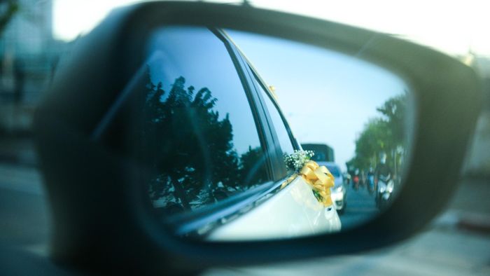 Nhà trai cách nhà gái khoảng 20 km, dù cùng ở Hà Nội. Cảm giác nhớ nhà đã xuất hiện ngay khi xe hoa vừa lăn bánh. Vậy là từ giờ phút này, tôi phải xa bố mẹ để sống với gia đình riêng của mình. 