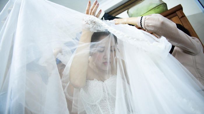  Chị gái tôi và cô bạn thân cùng phụ tôi thay váy cưới. 