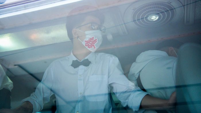  Xe ăn hỏi của chú rể đã tới đầu ngõ. Mọi người nhắc nhau đeo khẩu trang đầy đủ để đảm bảo an toàn trong ngày dịch. Để thêm ý nghĩa và đáng nhớ, khẩu trang cũng được gắn thêm chữ hỷ. Tiếc là khi đi mua không có miếng dán cỡ nhỏ hơn nên nhìn hơi "cồng kềnh". 