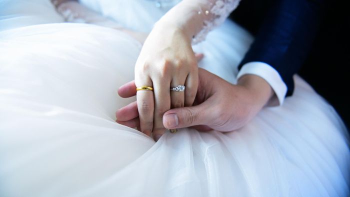  Thấy tôi xúc động, chồng liền nắm lấy tay tôi để trấn an. Dù cả hai không nói gì, tôi vẫn thấy yên tâm và cảm nhận được hạnh phúc ngập tràn. 