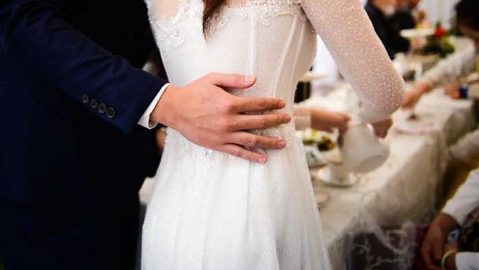 Hai vợ chồng tôi xuống nhà, mời nước bạn bè, họ hàng và gửi lời cảm ơn tới họ vì đã có mặt trong ngày quan trọng này. 