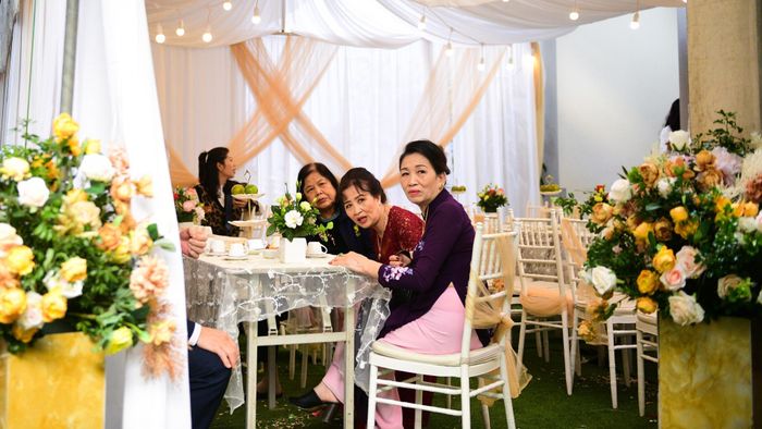  Ở dưới nhà, mẹ và các bác tôi sốt ruột khi sắp tới giờ nhà trai đến. 