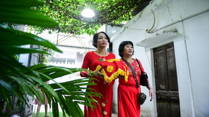  Mẹ và bác chồng tôi vào trước để làm lễ xin dâu. 
