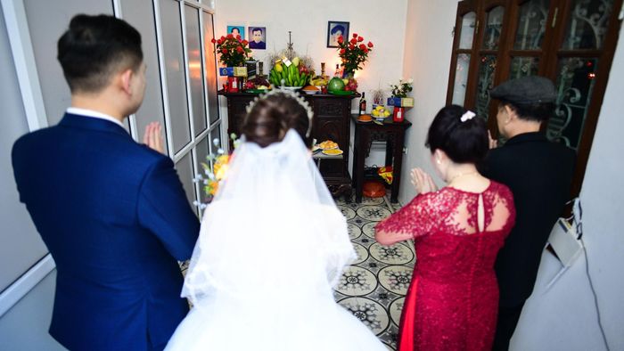  Tiếp sau đó, bố mẹ dẫn chúng tôi sang phòng thờ để bái lạy tổ tiên trước khi tiễn tôi đi lấy chồng. Giây phút này, tôi cảm thấy rất thiêng liêng. 