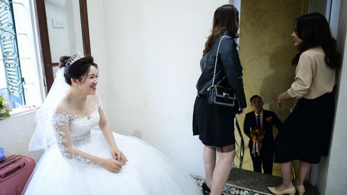  Trước khi vào đón dâu, chú rể gặp chút rắc rối khi xin dâu với hai cô bạn thân của tôi. Chúng tôi đã có một tràng cười sảng khoái bởi những câu hỏi kiểm tra trí nhớ dành cho anh: "Lần đầu tiên hai người gặp nhau như nào?", "Bộ phim đầu tiên xem sau khi yêu nhau là gì?", "Bạn em thích ăn món gì nhất?". 