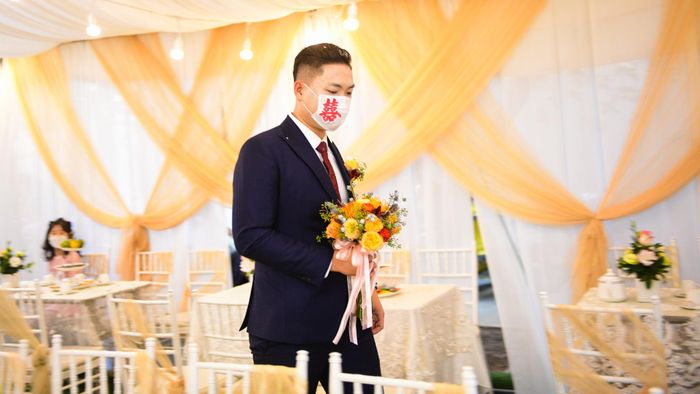  Bên trong rạp cưới, bàn ghế đã tươm tất nhưng nhiều chỗ trống. Chúng tôi không tổ chức cỗ bàn linh đình, chỉ làm vài mâm cơm gọn gàng mời cô, bác, chú, dì và trẻ nhỏ nội, ngoại. 