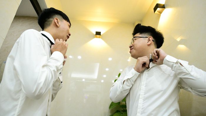  Để đơn giản hóa các thủ tục và cưới được đúng ngày đẹp nhất trong tháng, chúng tôi tổ chức lễ ăn hỏi vào buổi sáng và lễ đón dâu vào buổi chiều. 6h30, đội bê tráp đã có mặt tại nhà chú rể để chuẩn bị sính lễ. 